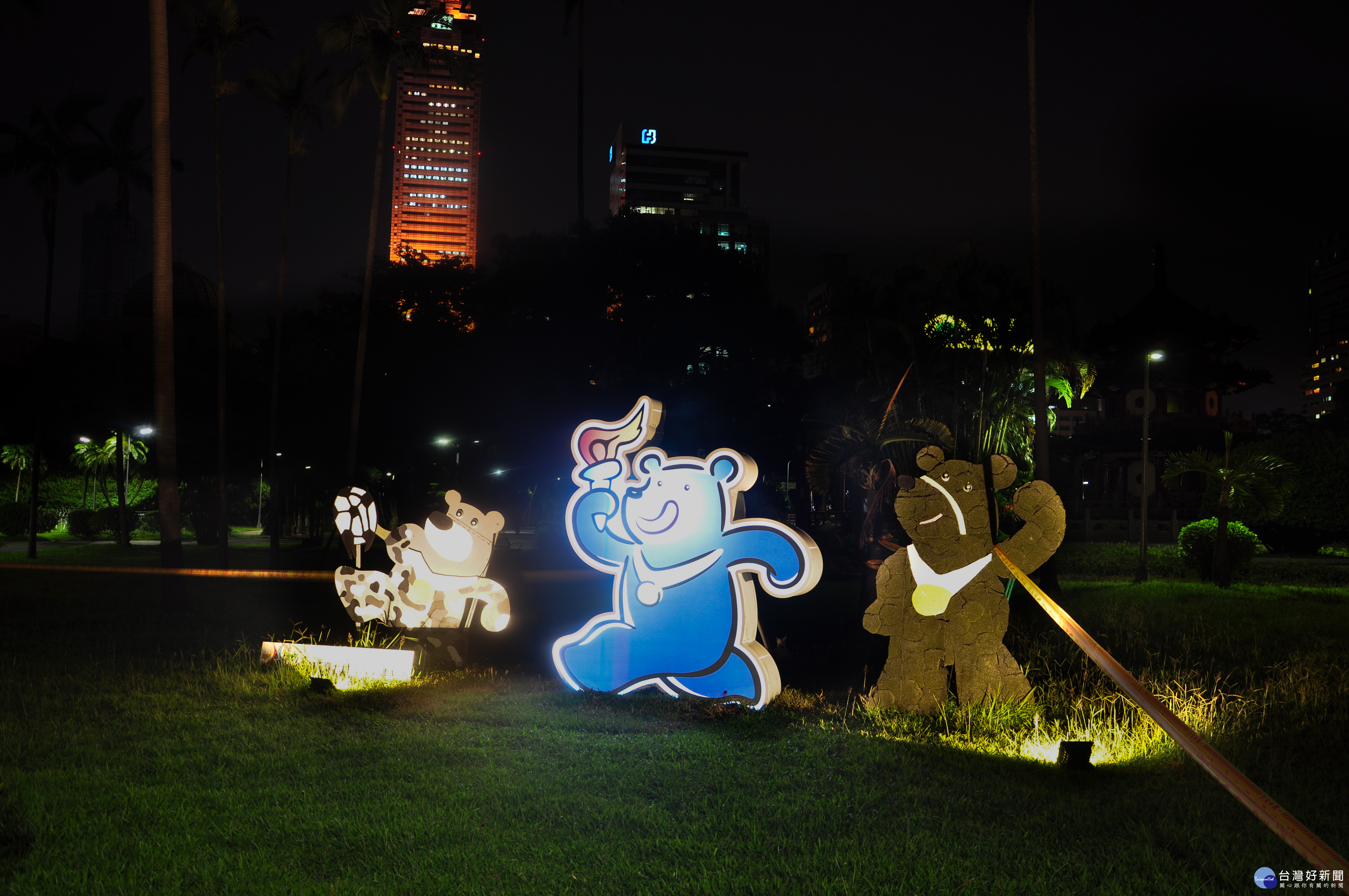 LED熊讚閃亮現身公園　成熱門打卡景點